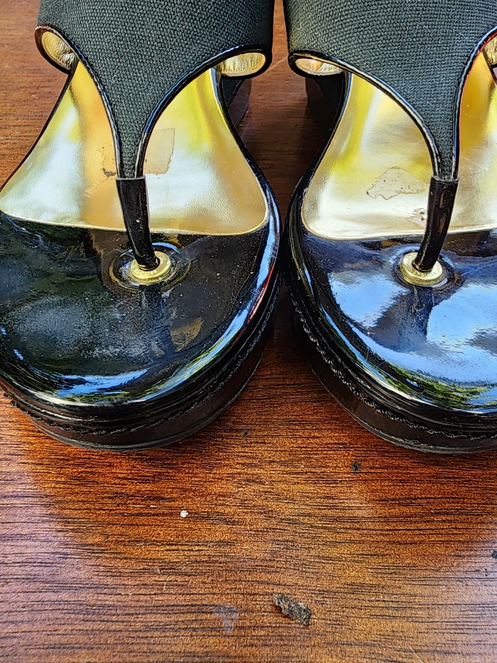 COACH Black Patent Leather Gold Metallic Thong Wedge Sandals Size 8 - Picture 5 of 11